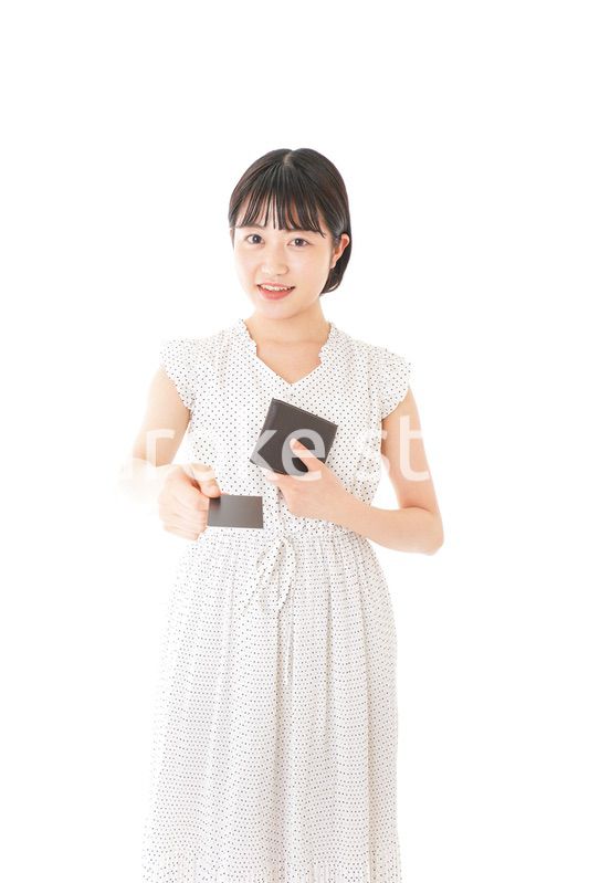 支払いをする若い女性