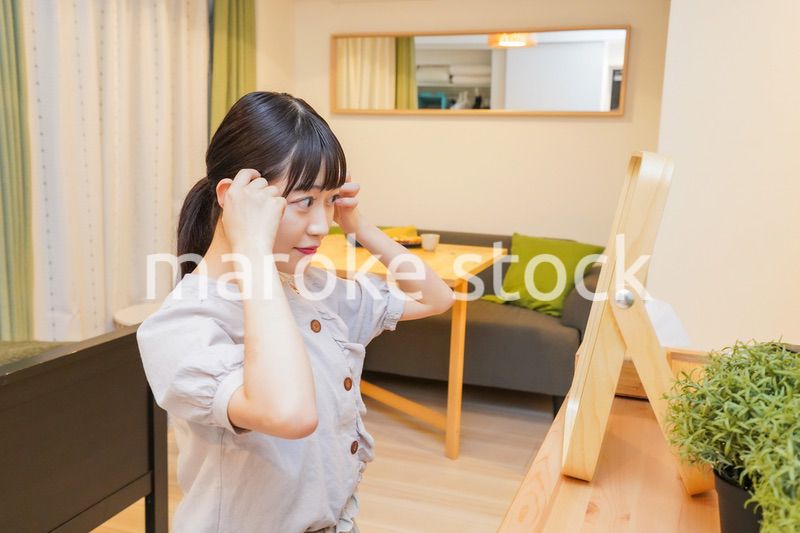 髪のセットをする若い女性