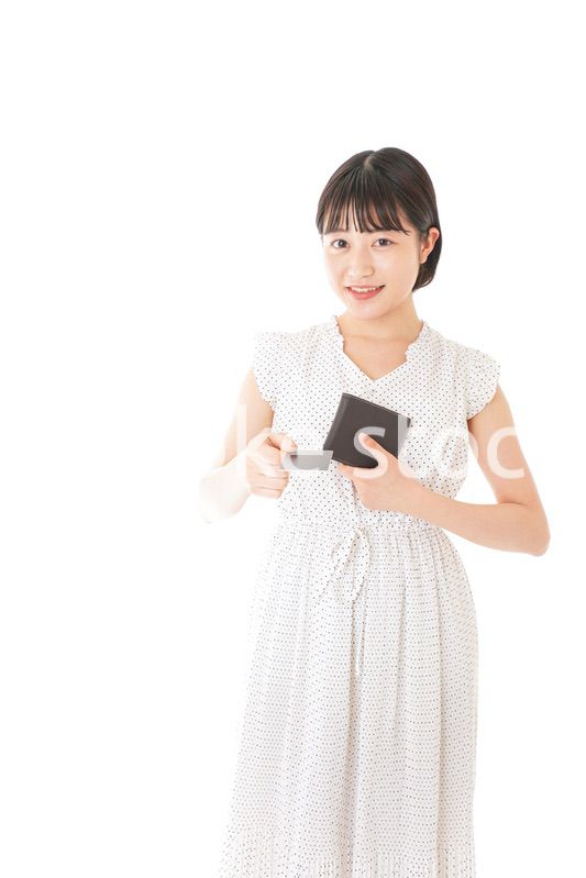 支払いをする若い女性