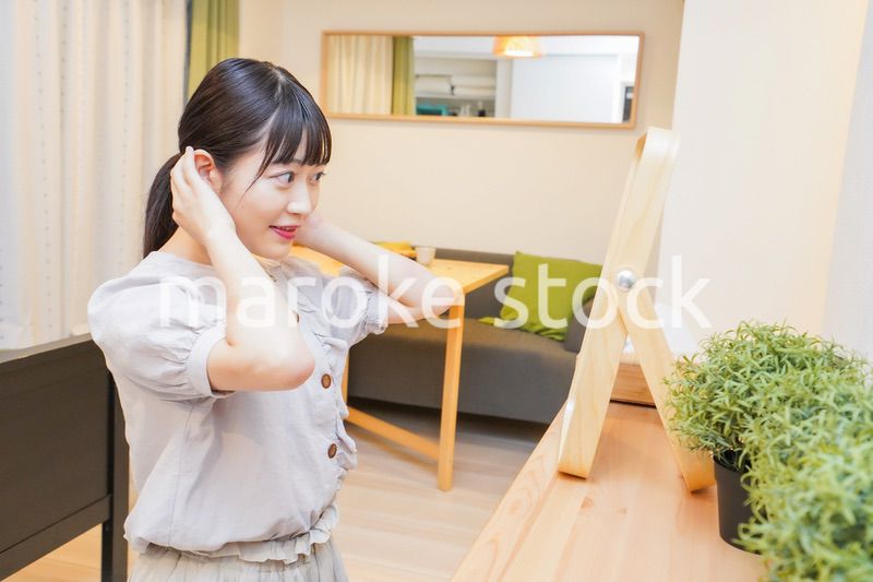 髪のセットをする若い女性