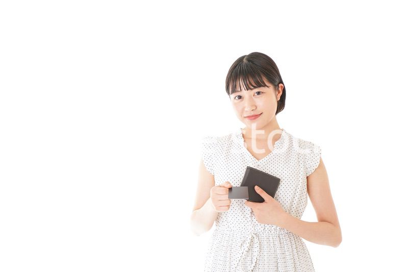 支払いをする若い女性