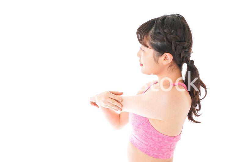 ウォーミングアップをする若い女性