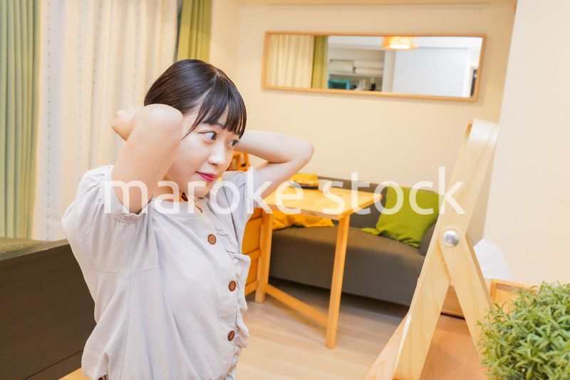 髪のセットをする若い女性
