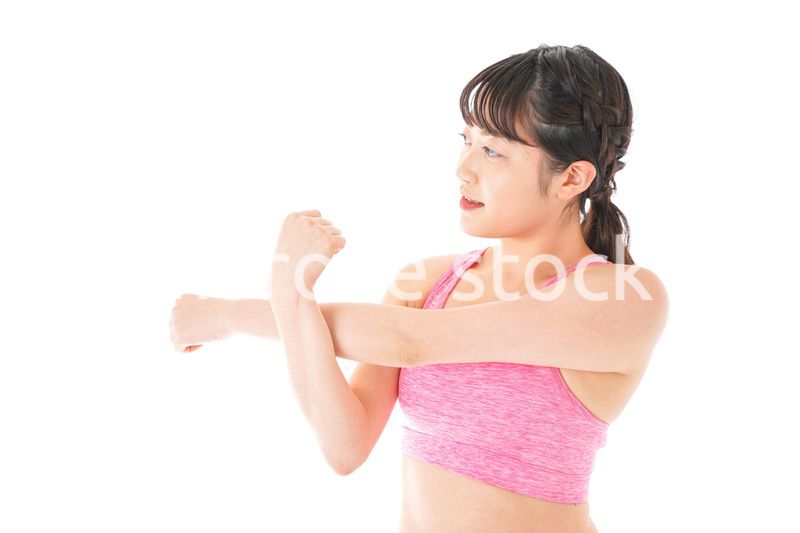 ウォーミングアップをする若い女性