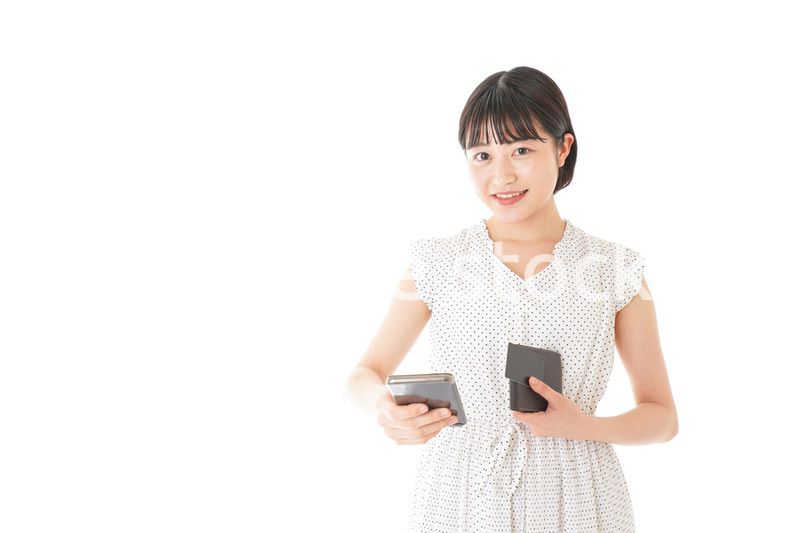 支払いをする若い女性