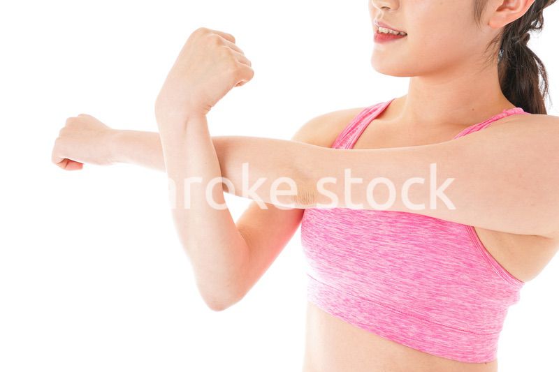 ウォーミングアップをする若い女性