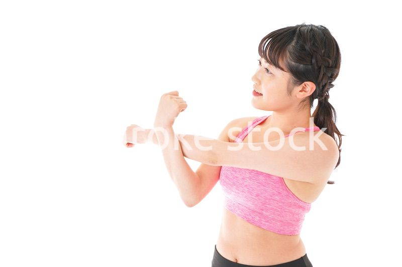 ウォーミングアップをする若い女性