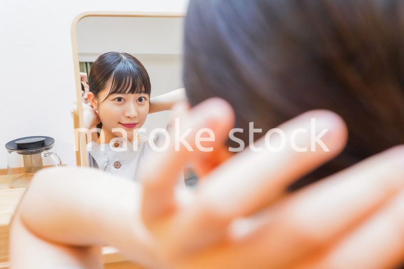 髪のセットをする若い女性