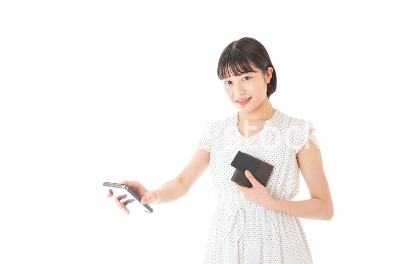 支払いをする若い女性