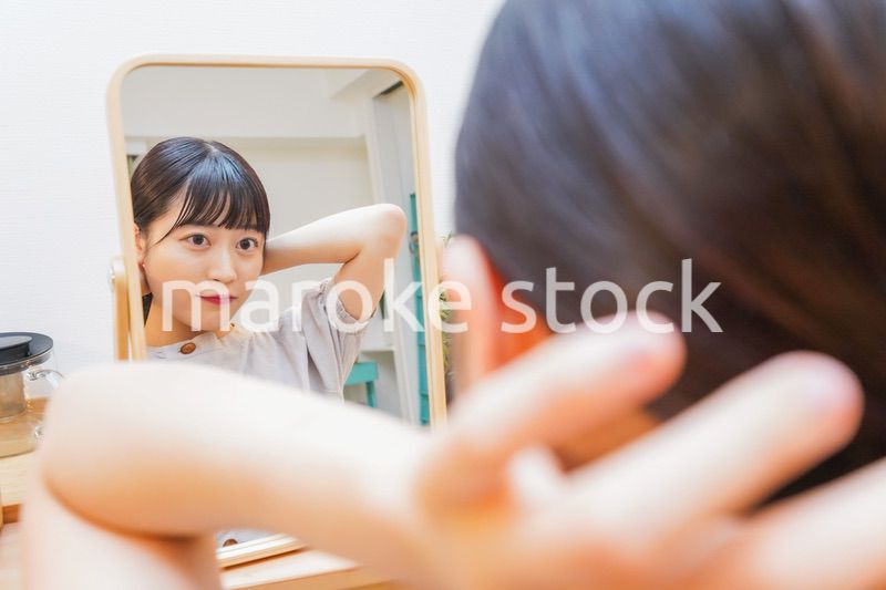 髪のセットをする若い女性