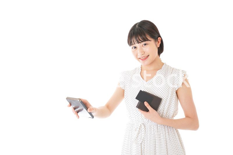 支払いをする若い女性