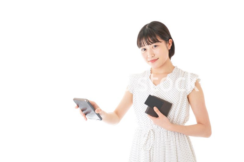 支払いをする若い女性