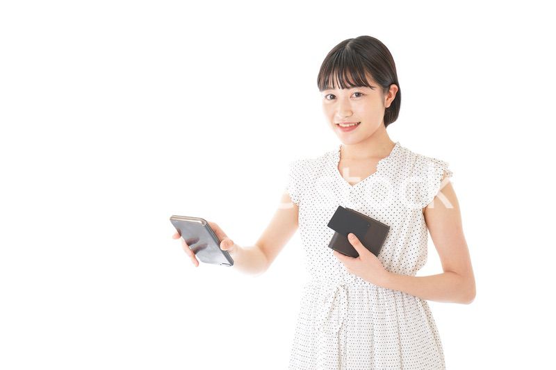 支払いをする若い女性
