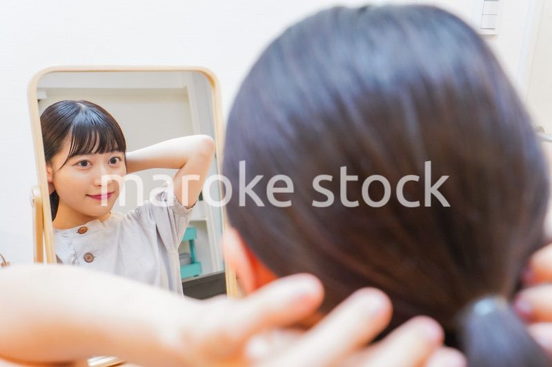 髪のセットをする若い女性