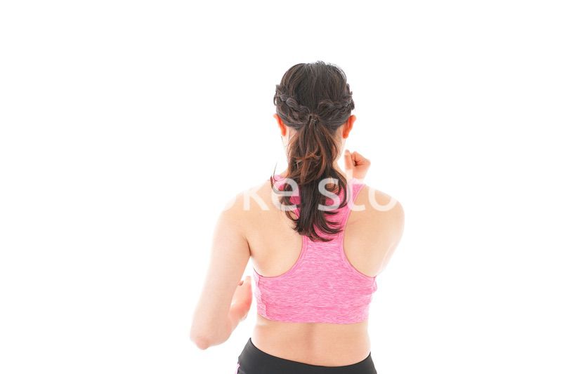 ランニングをする若い女性