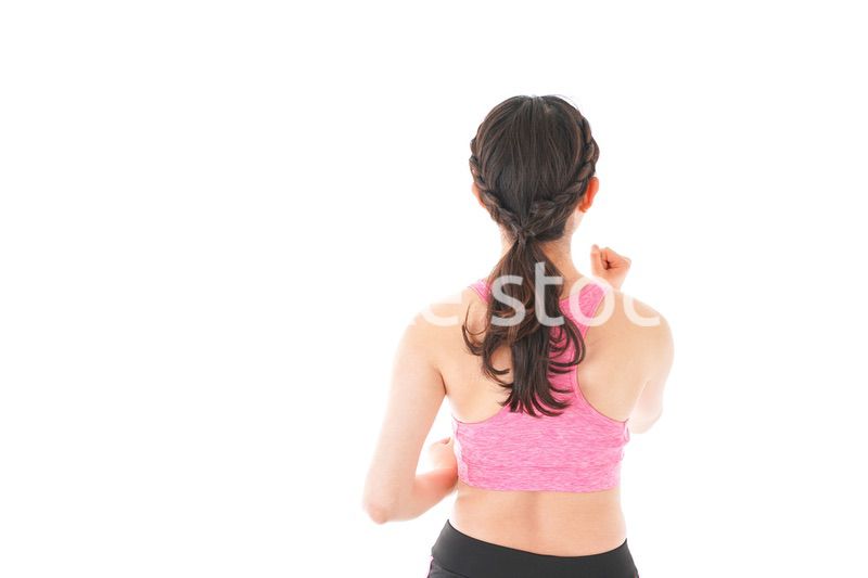 ランニングをする若い女性