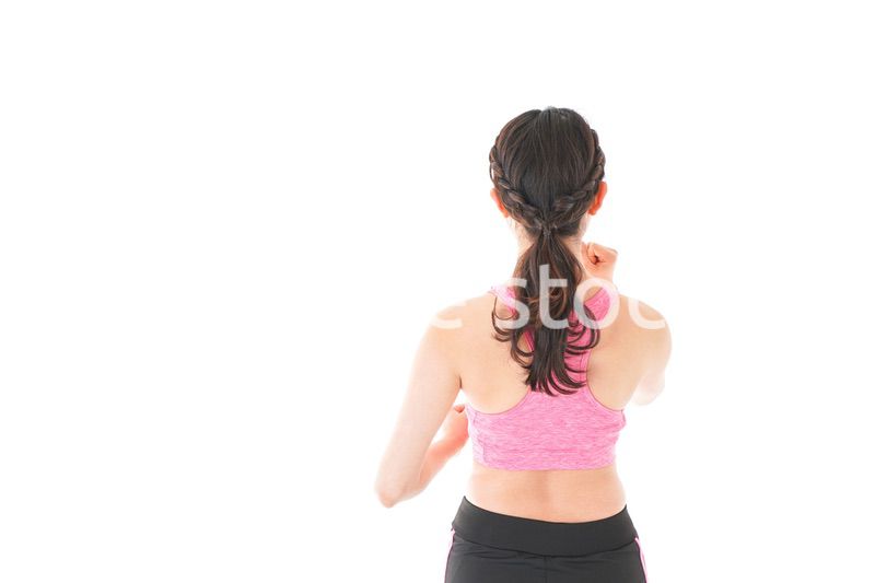 ランニングをする若い女性