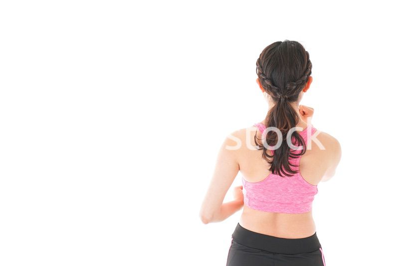 ランニングをする若い女性