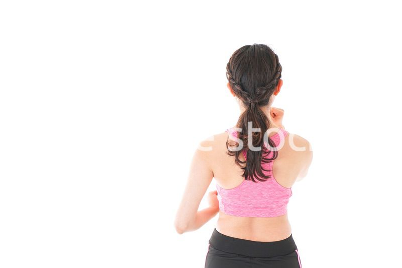 ランニングをする若い女性