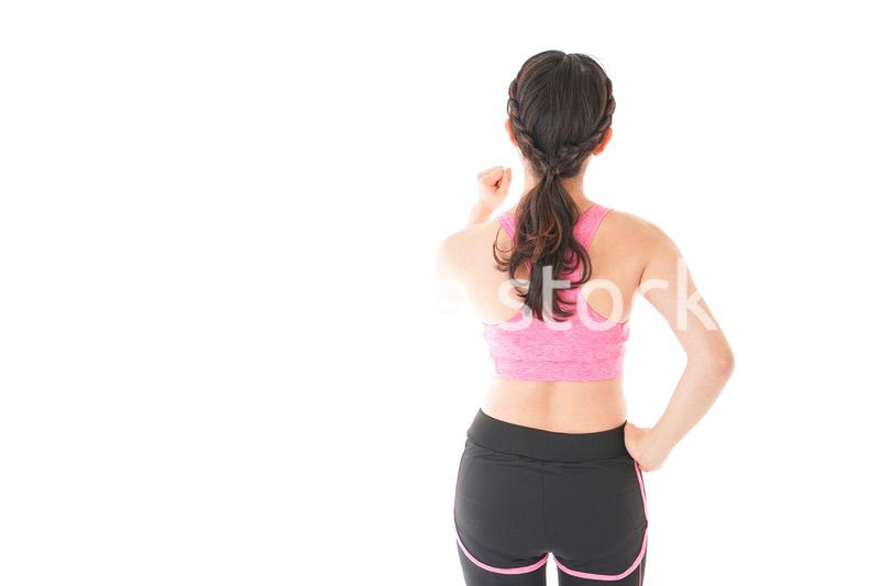 ランニングをする若い女性