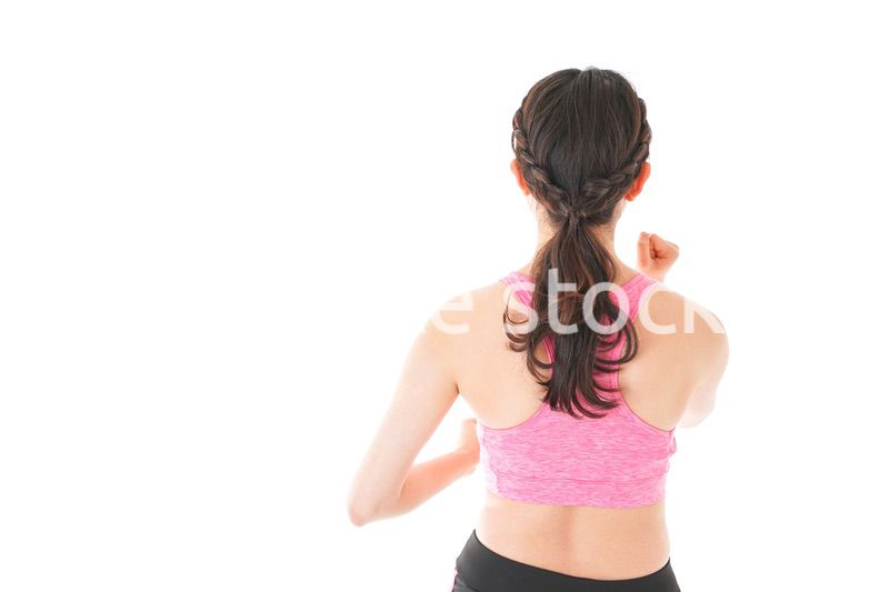 ランニングをする若い女性