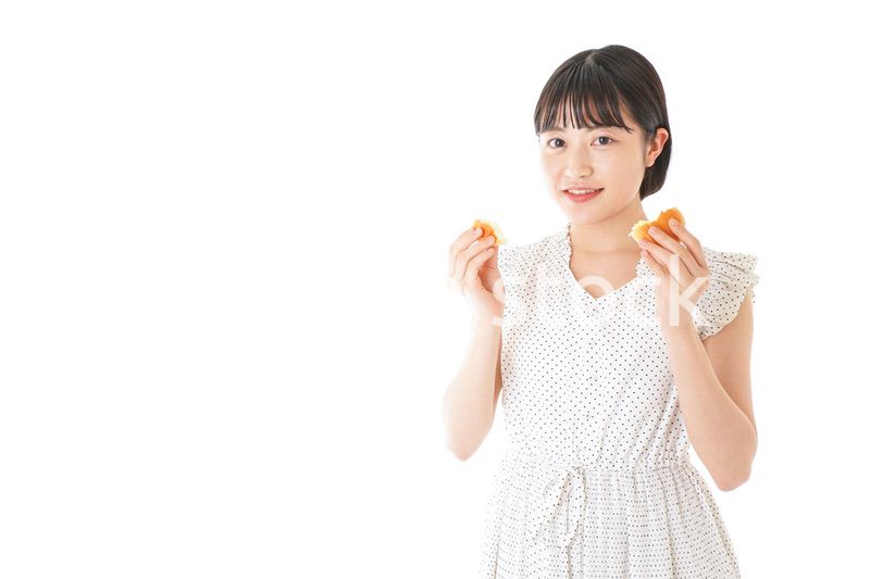 パンを食べる若い女性