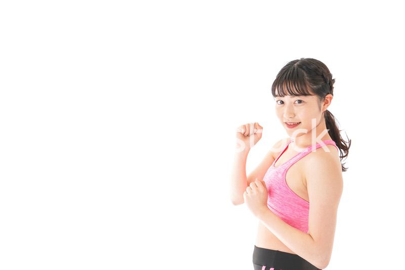 ランニングをする若い女性