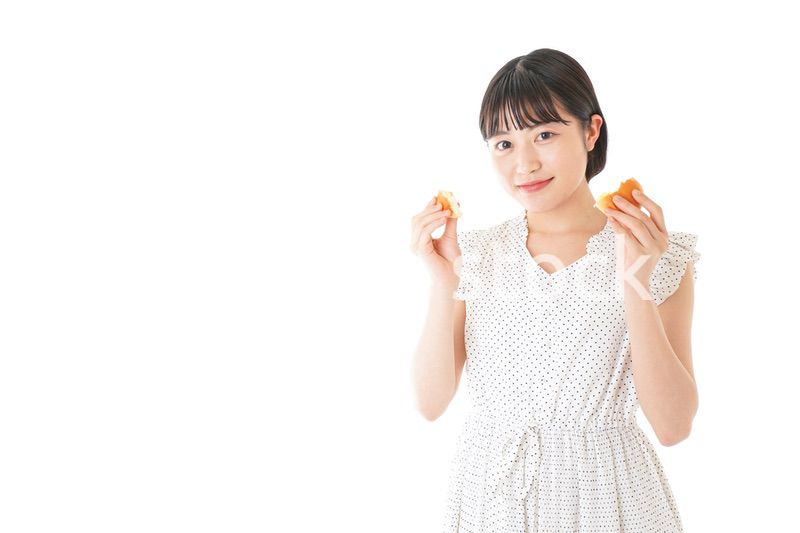 パンを食べる若い女性