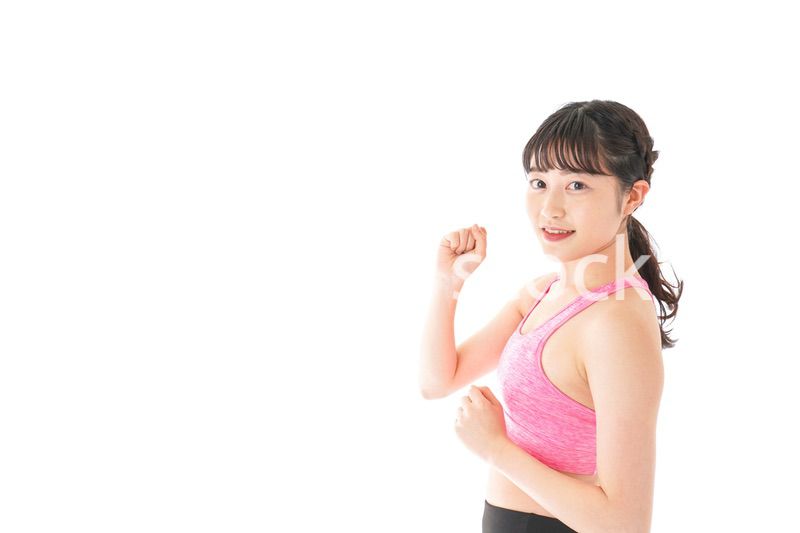 ランニングをする若い女性