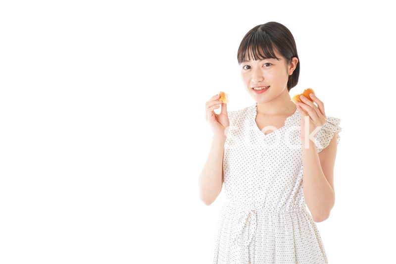 パンを食べる若い女性