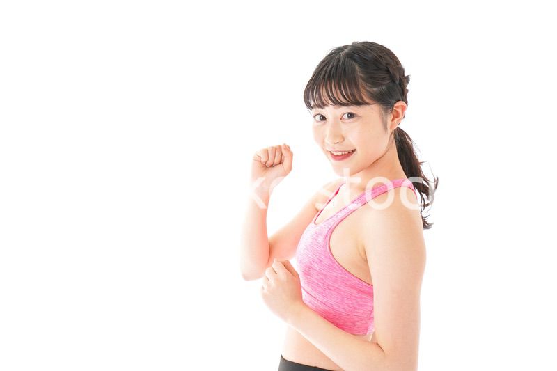 ランニングをする若い女性