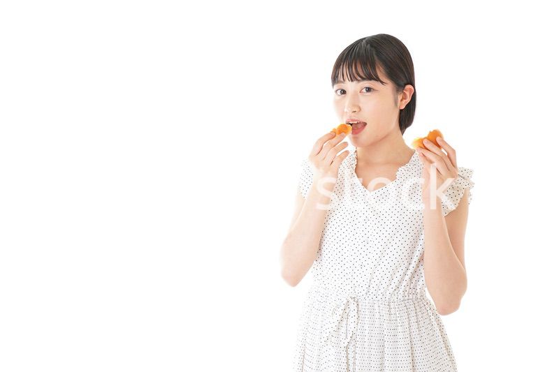 パンを食べる若い女性