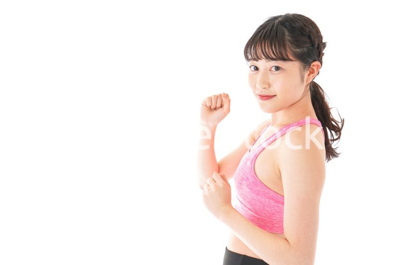 ランニングをする若い女性