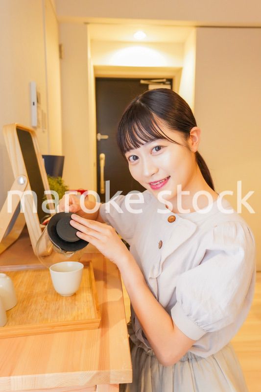 お茶を入れる若い女性