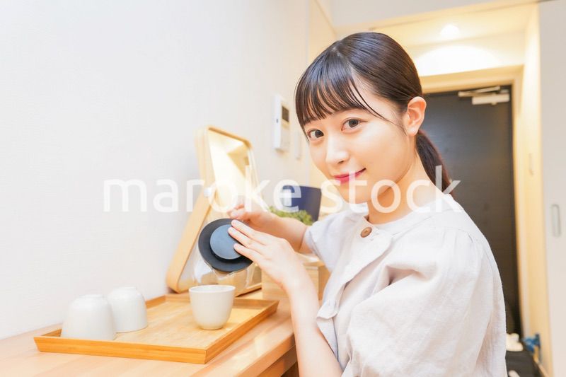 お茶を入れる若い女性