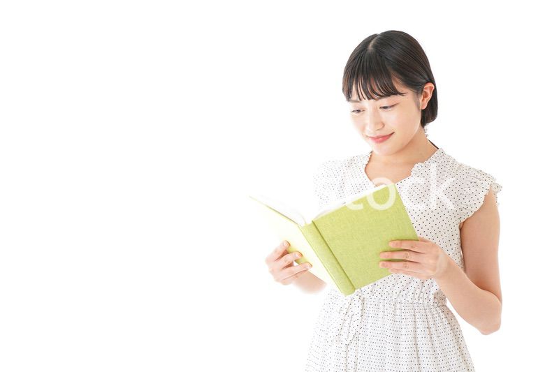 読書をする若い女性