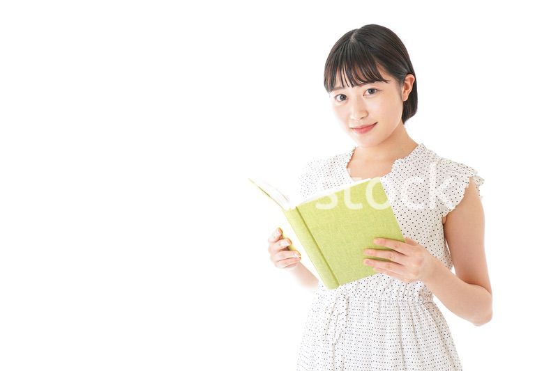 読書をする若い女性