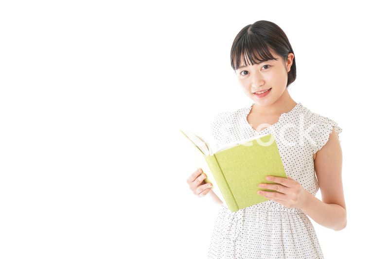 読書をする若い女性