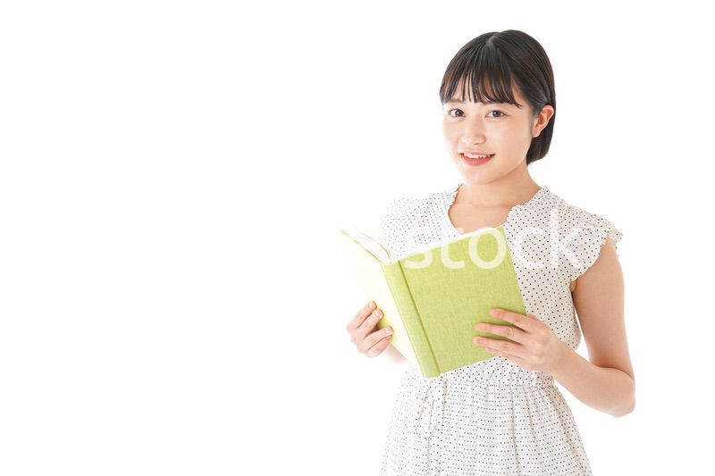 読書をする若い女性