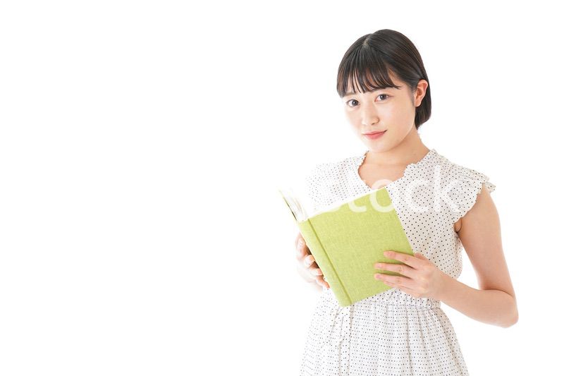 読書をする若い女性