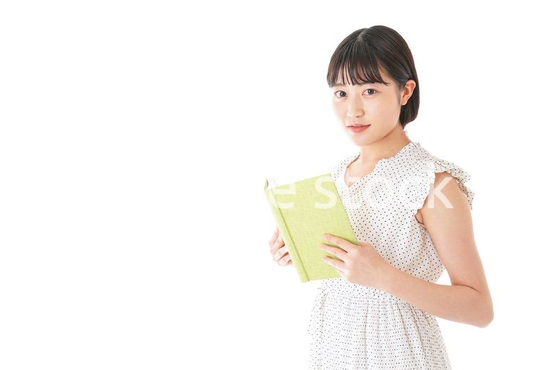 読書をする若い女性