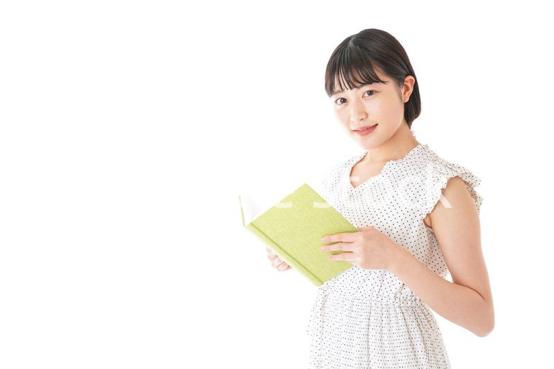 読書をする若い女性