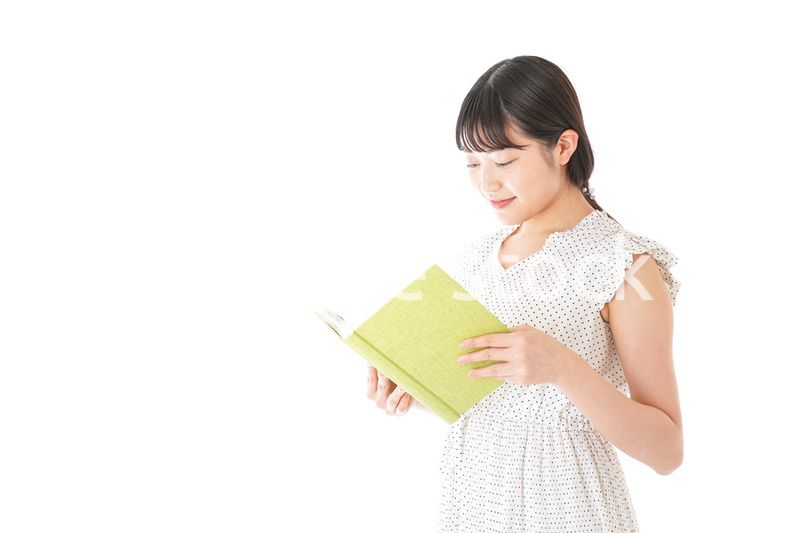 読書をする若い女性