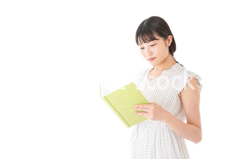 読書をする若い女性