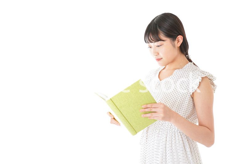 読書をする若い女性