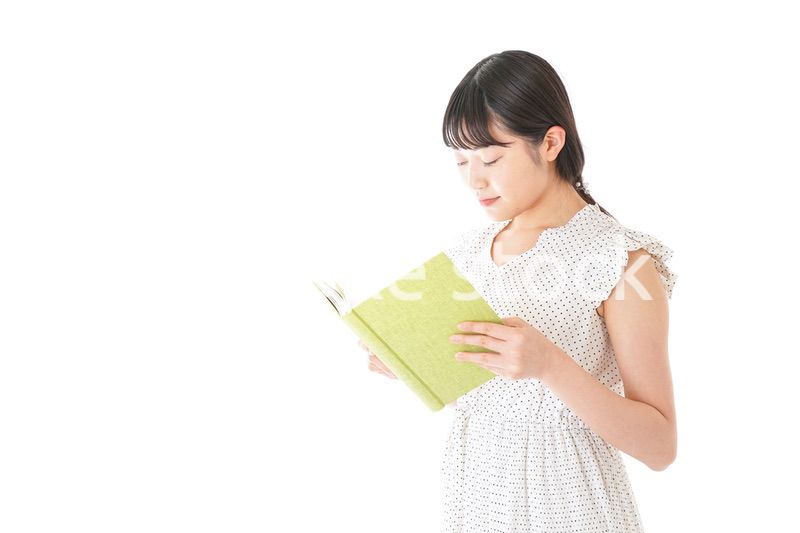 読書をする若い女性