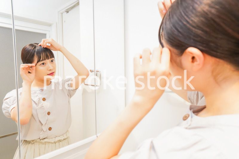 髪のセットをする若い女性