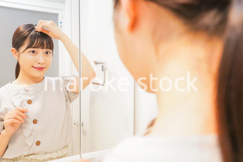 髪のセットをする若い女性