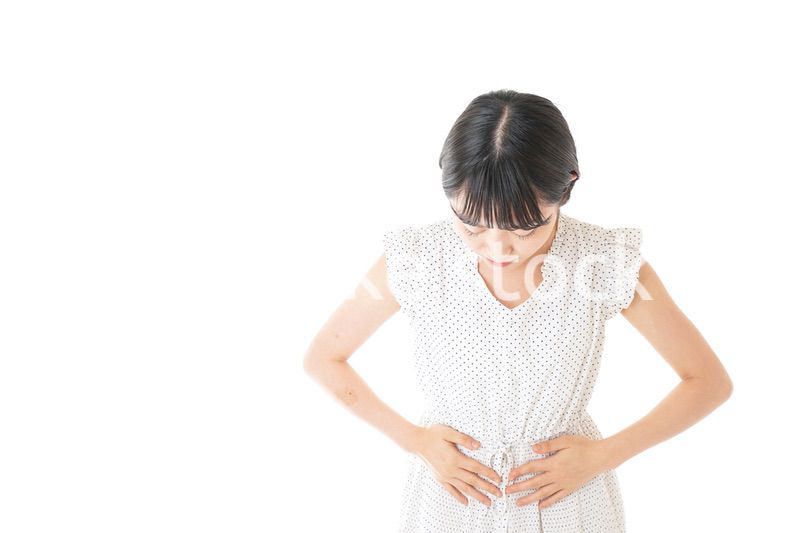 腹痛に苦しむ若い女性