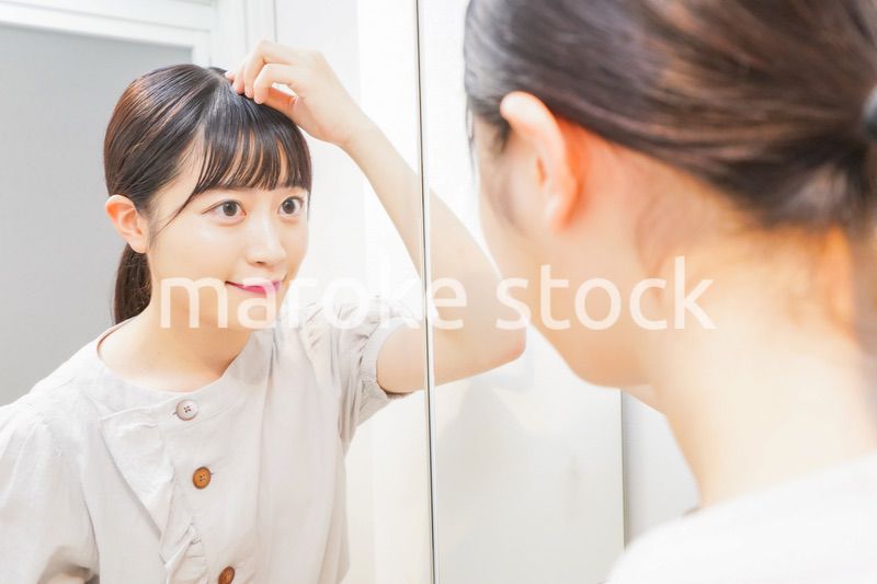 髪のセットをする若い女性